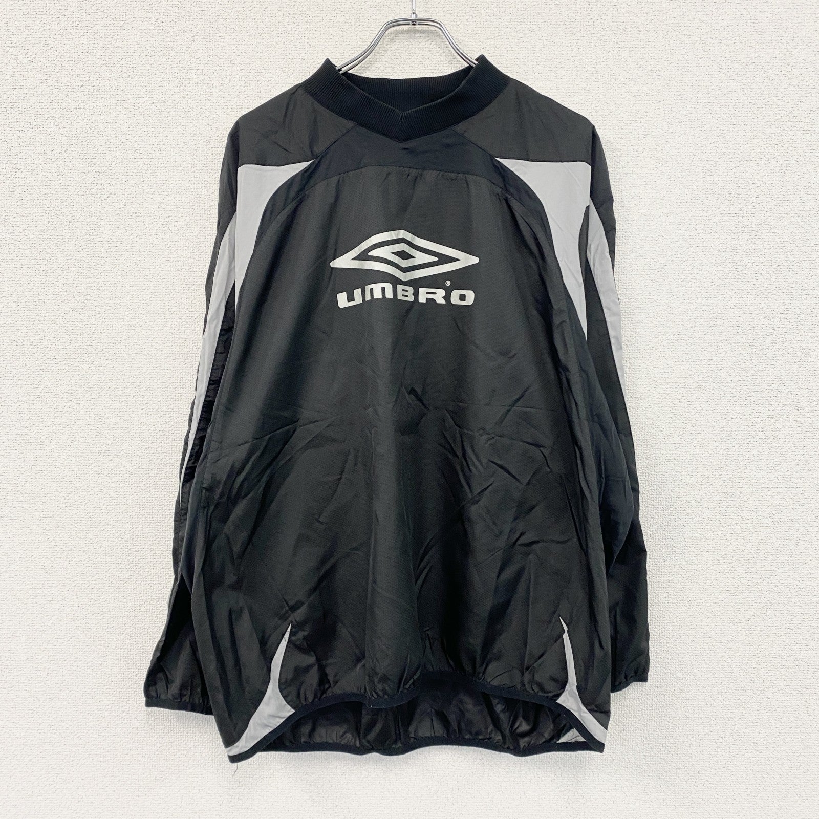 UMBRO　アンブロ　プルオーバージャケット　ピステ　デカロゴ　黒　ブラック　Oサイズ