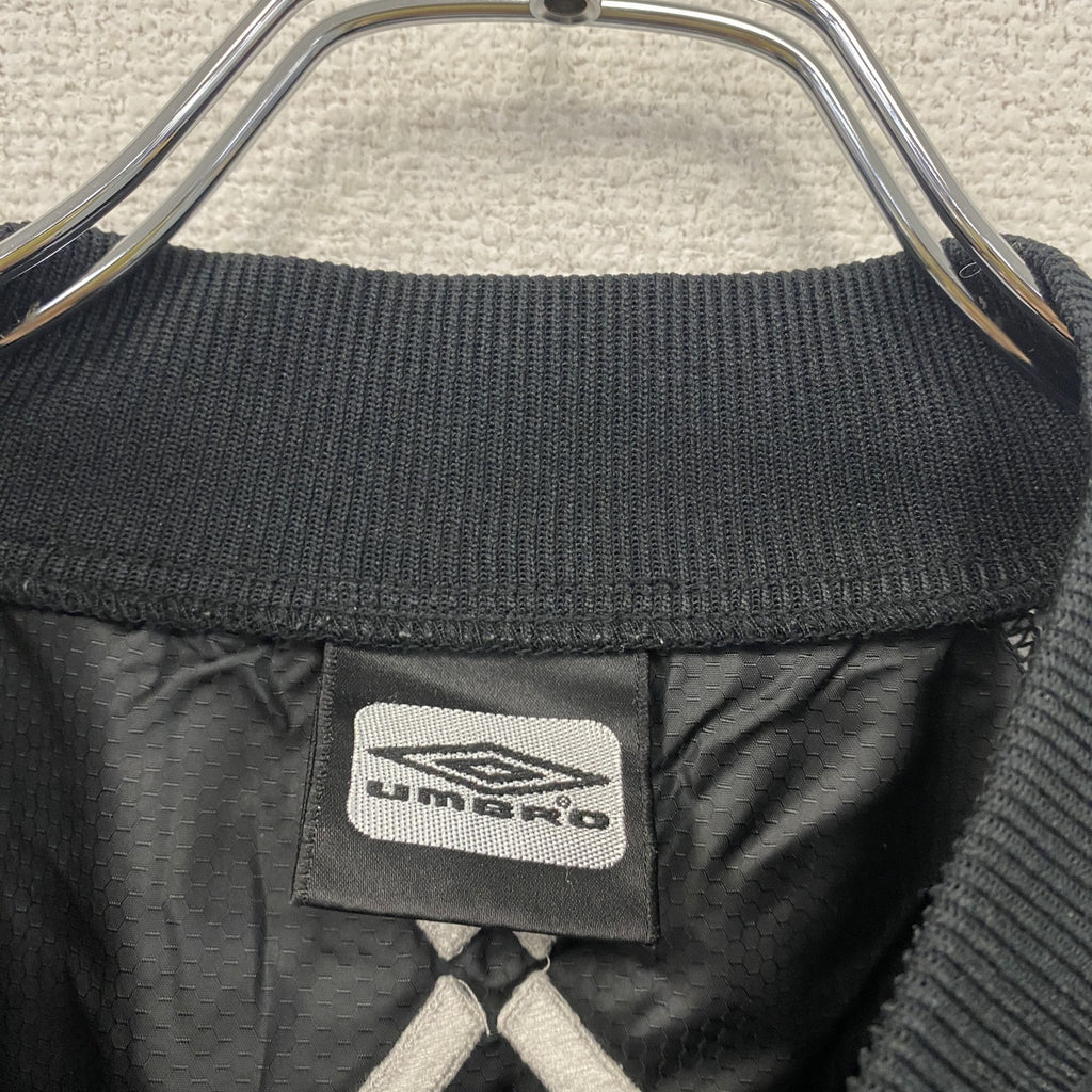 UMBRO　アンブロ　プルオーバージャケット　ピステ　デカロゴ　黒　ブラック　Oサイズ