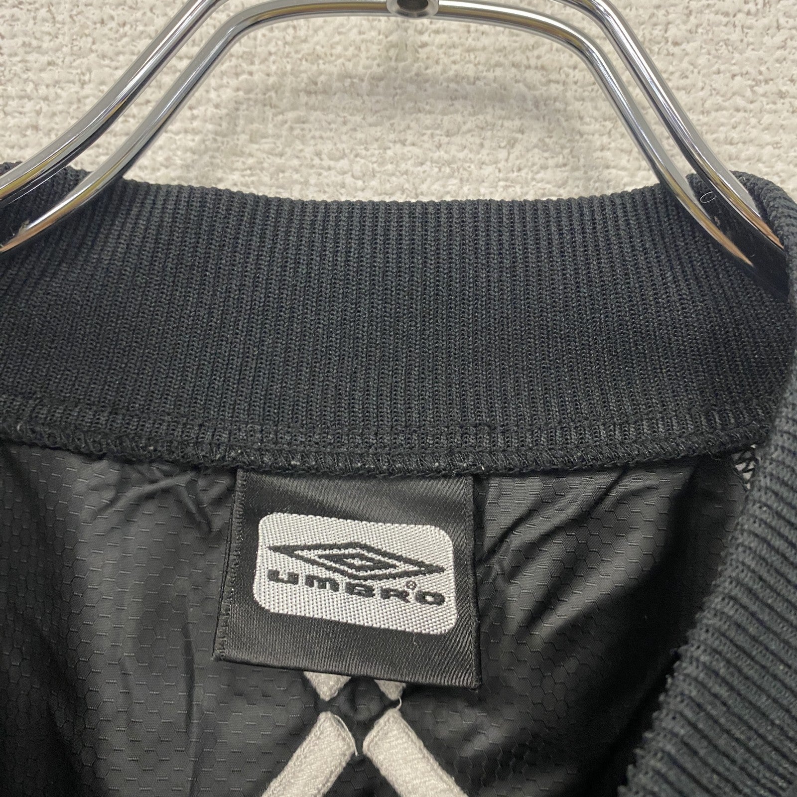 UMBRO　アンブロ　プルオーバージャケット　ピステ　デカロゴ　黒　ブラック　Oサイズ