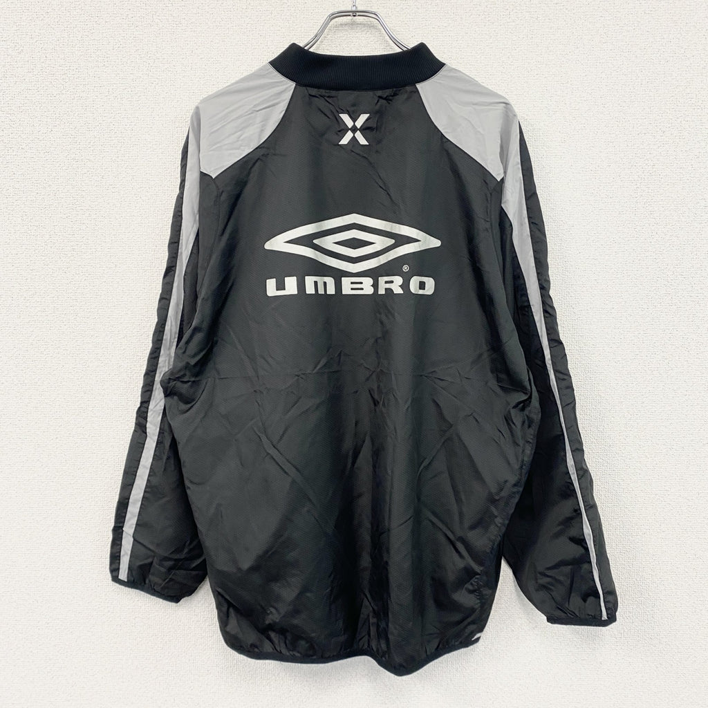 UMBRO　アンブロ　プルオーバージャケット　ピステ　デカロゴ　黒　ブラック　Oサイズ