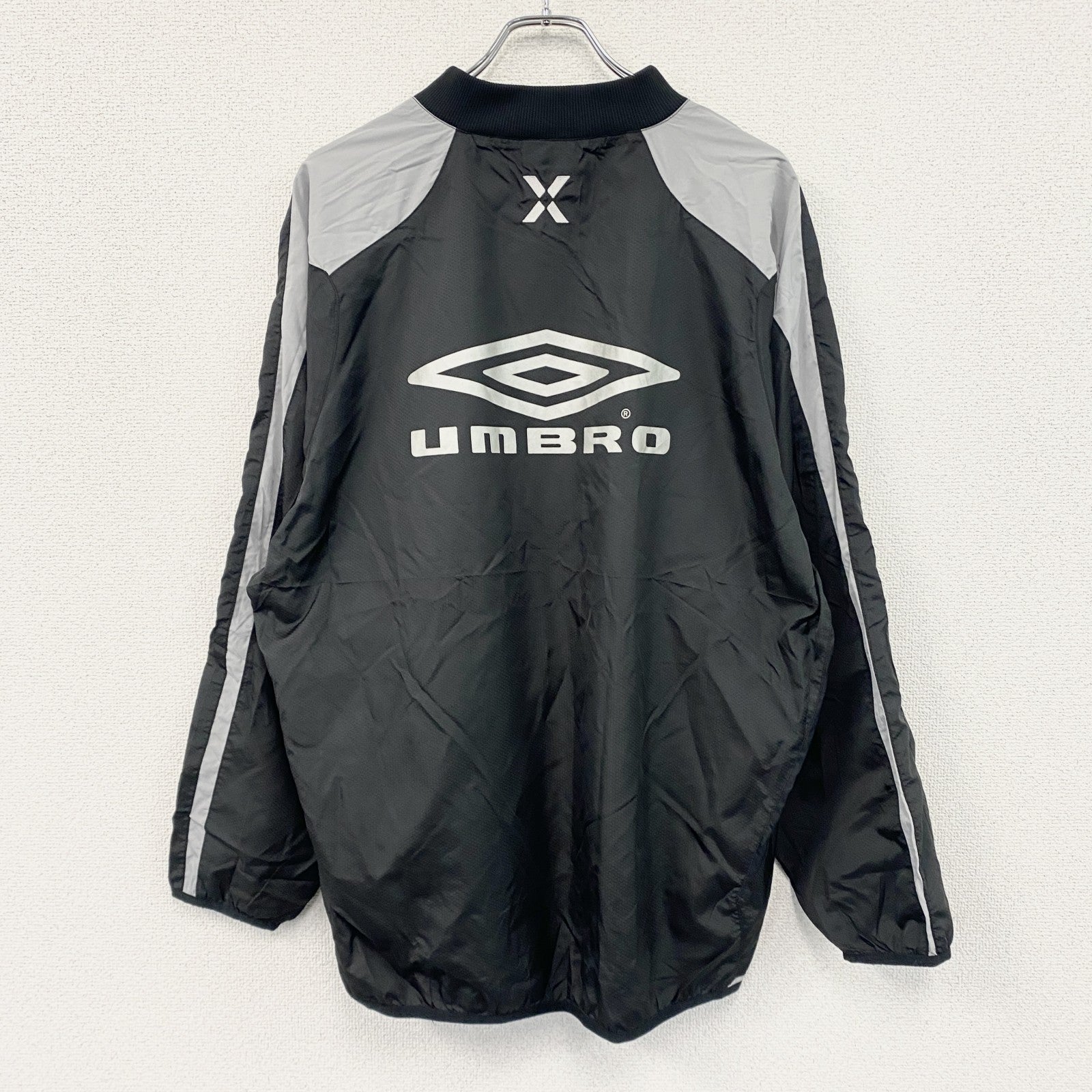 UMBRO　アンブロ　プルオーバージャケット　ピステ　デカロゴ　黒　ブラック　Oサイズ