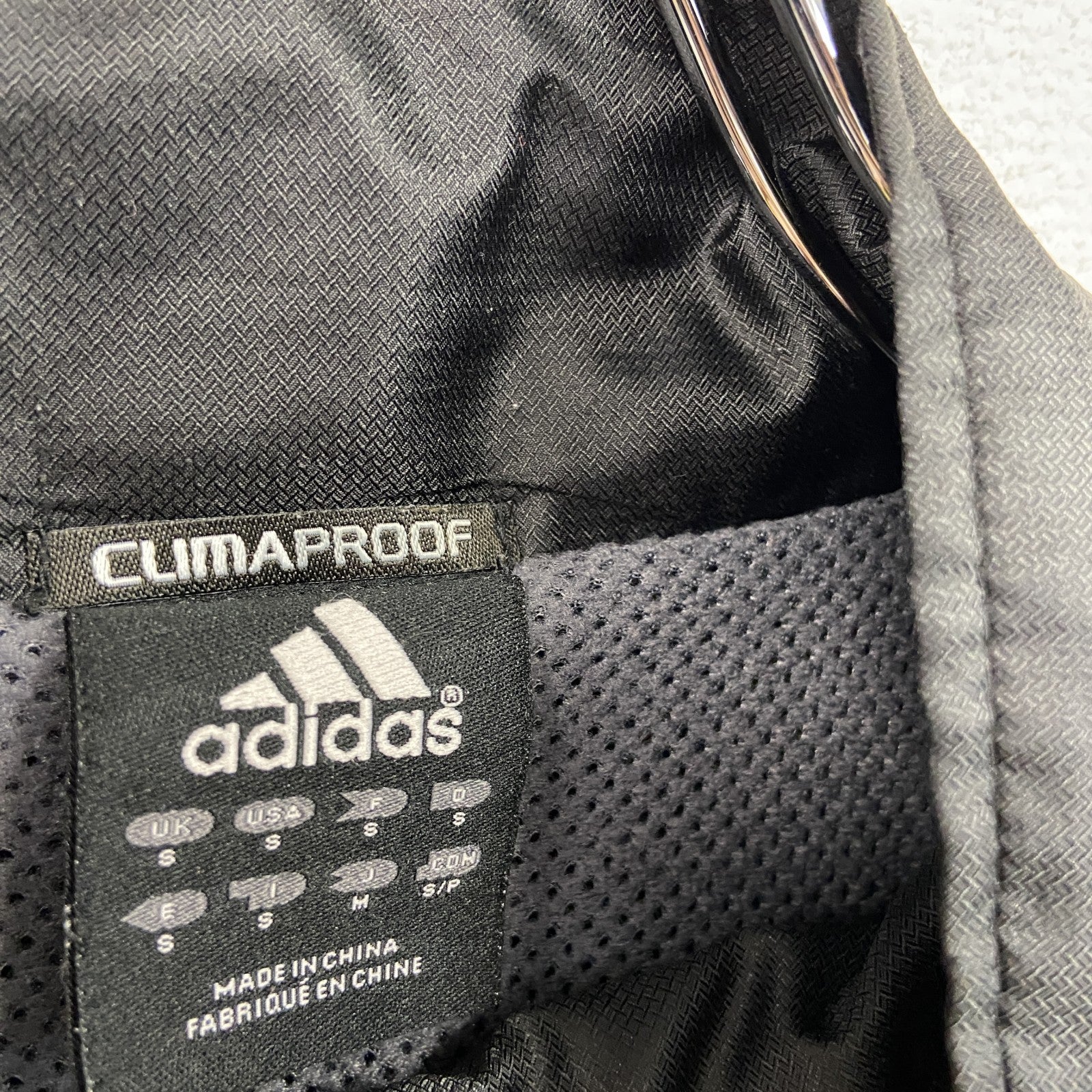 adidas　アディダス　トラックジャケット/ジャージ　刺繍ロゴ　黒　ブラック　Mサイズ