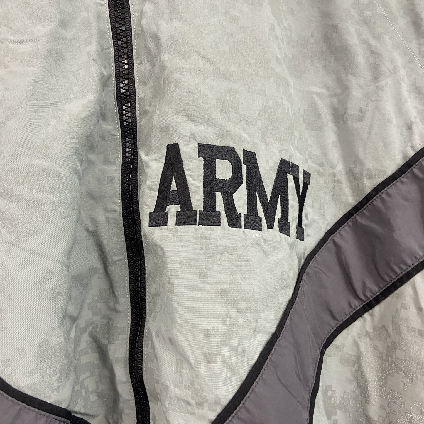 00s　米軍　U.S.ARMY　IPFU　トレーニングジャケット　ナイロンジャケット　デジカモ　ヴィンテージ　灰色　グレー　Lサイズ