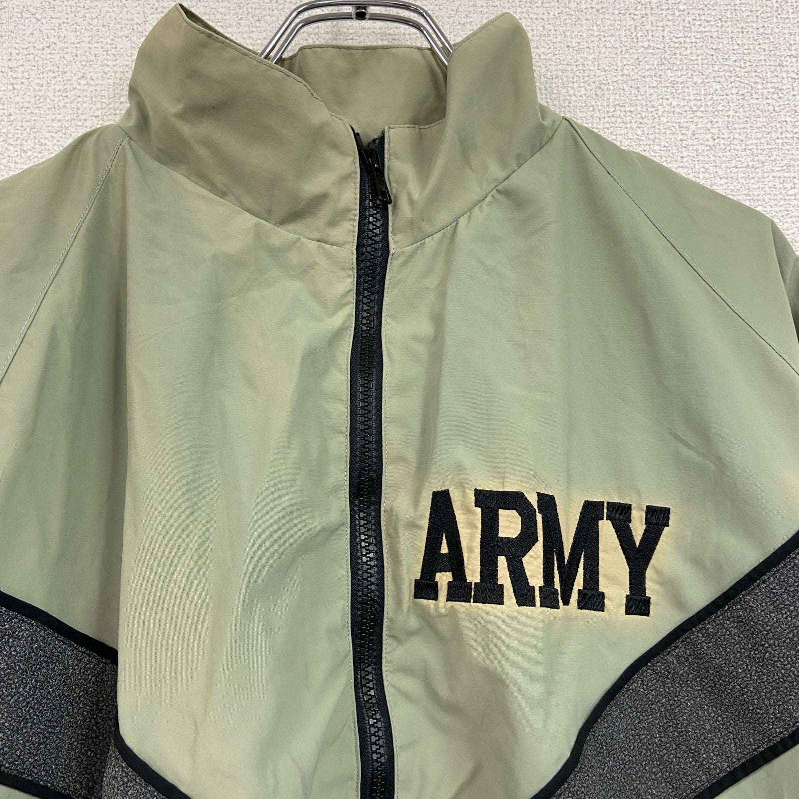 00s　U.S.ARMY　IPFU　トレーニングジャケット　ナイロンジャケット　ミリタリー　ヴィンテージ　カーキ　Mサイズ