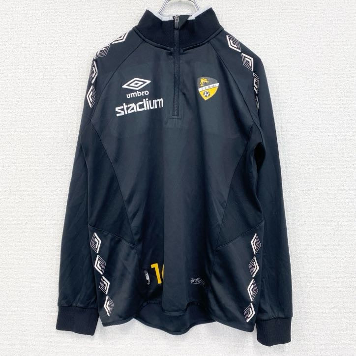 古着 used　umbro　アンブロ　長袖トラックジャケット　フルジップジャージ　ワンポイントロゴ刺繍　黒　ブラック　Mサイズ
