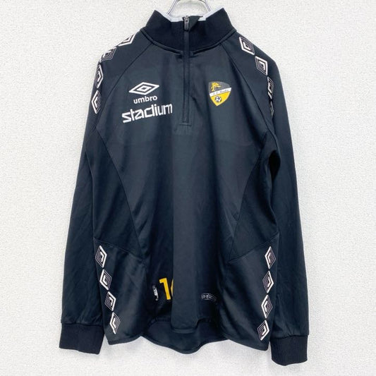 古着 used　umbro　アンブロ　長袖トラックジャケット　フルジップジャージ　ワンポイントロゴ刺繍　黒　ブラック　Mサイズ