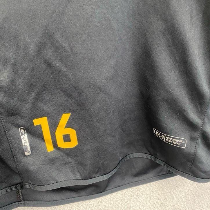 古着 used　umbro　アンブロ　長袖トラックジャケット　フルジップジャージ　ワンポイントロゴ刺繍　黒　ブラック　Mサイズ
