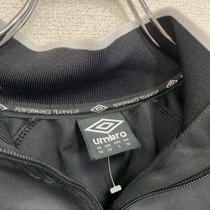 古着 used　umbro　アンブロ　長袖トラックジャケット　フルジップジャージ　ワンポイントロゴ刺繍　黒　ブラック　Mサイズ