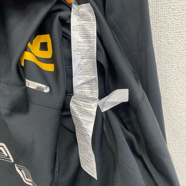古着 used　umbro　アンブロ　長袖トラックジャケット　フルジップジャージ　ワンポイントロゴ刺繍　黒　ブラック　Mサイズ