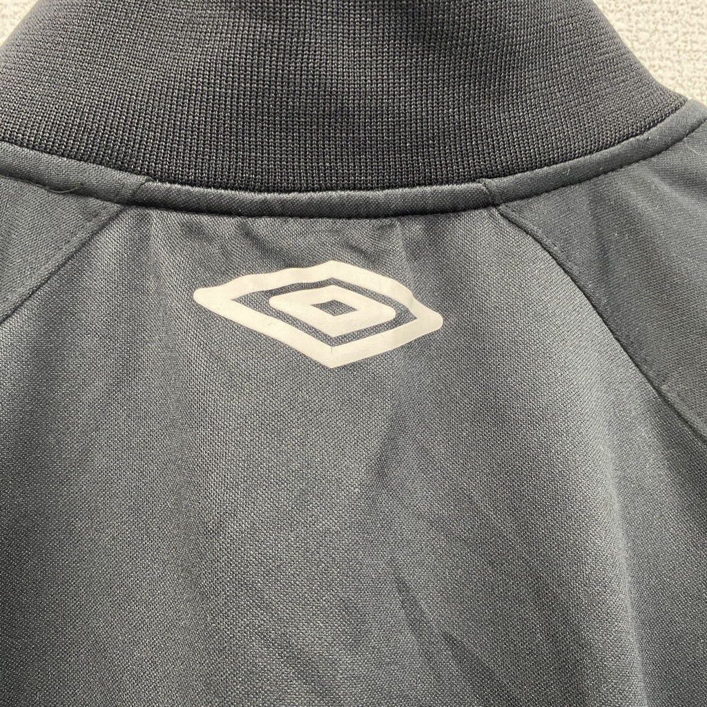 古着 used　umbro　アンブロ　長袖トラックジャケット　フルジップジャージ　ワンポイントロゴ刺繍　黒　ブラック　Mサイズ