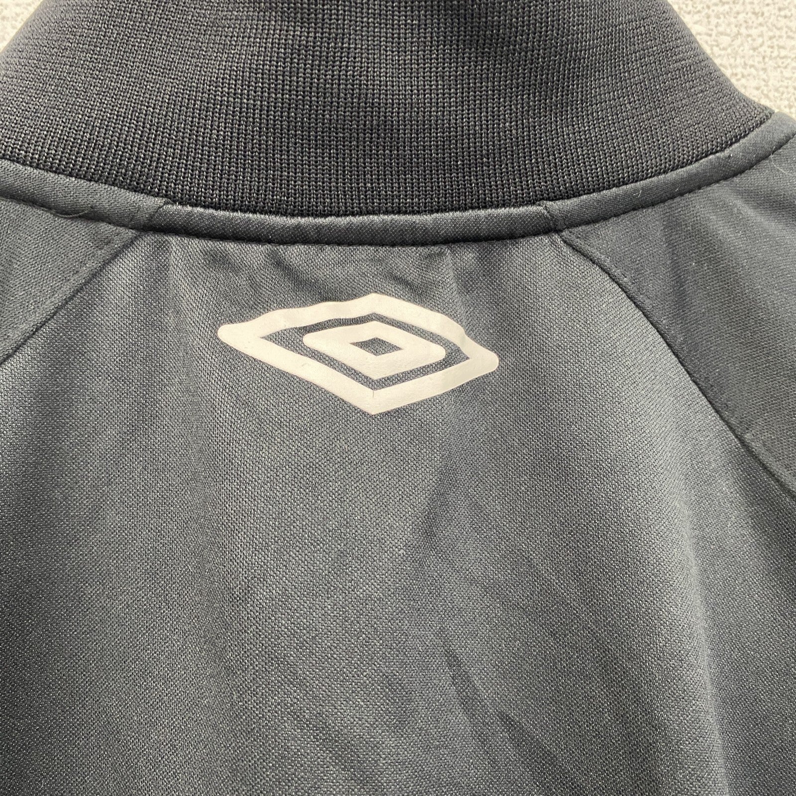 古着 used　umbro　アンブロ　長袖トラックジャケット　フルジップジャージ　ワンポイントロゴ刺繍　黒　ブラック　Mサイズ