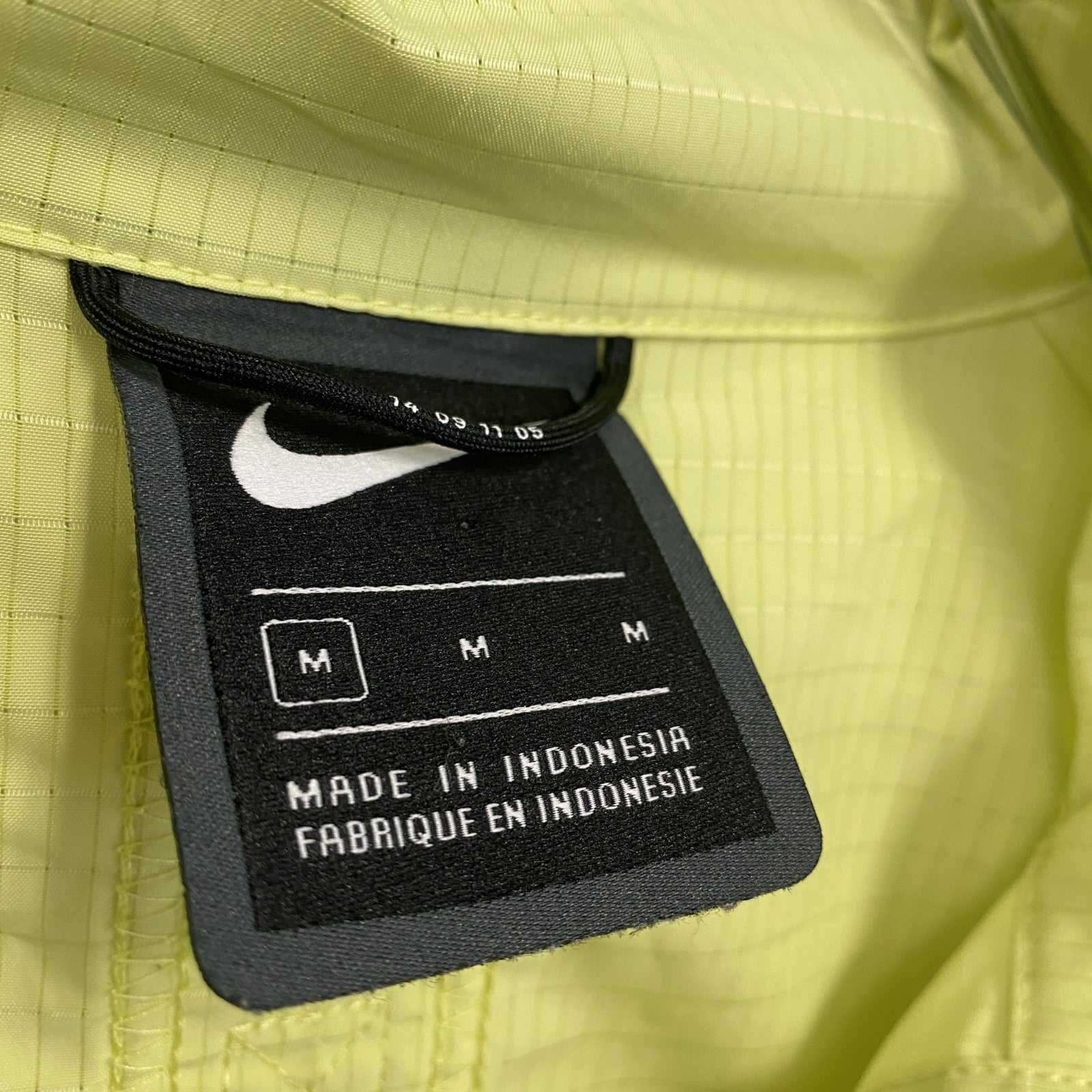 NIKE　ナイキ　プルオーバージャケット　ハーフジップ　スウッシュロゴ　黄色　イエロー　Mサイズ
