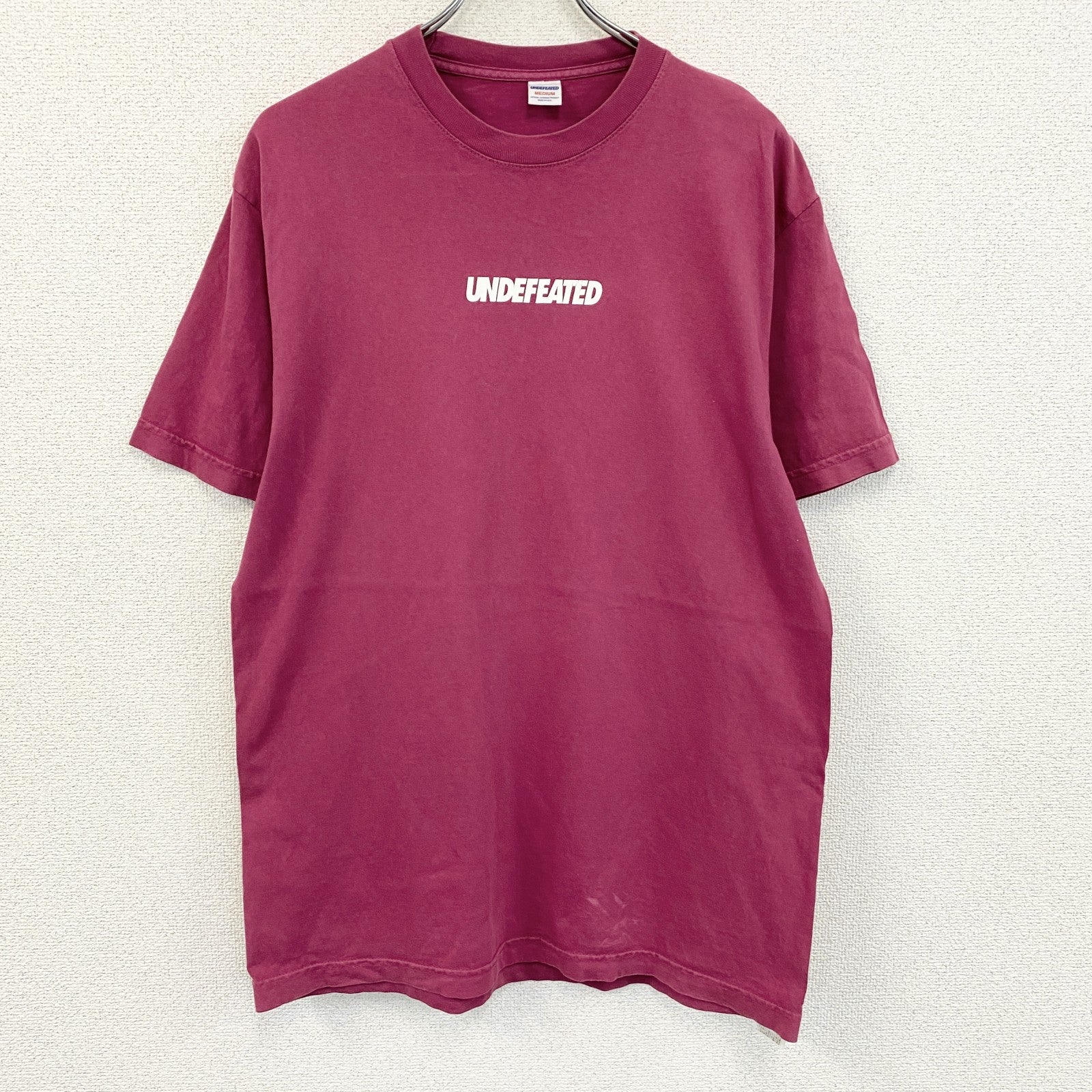 UNDEFEATED　アンディフィーテッド　半袖プリントTシャツ　ピンク　Mサイズ　