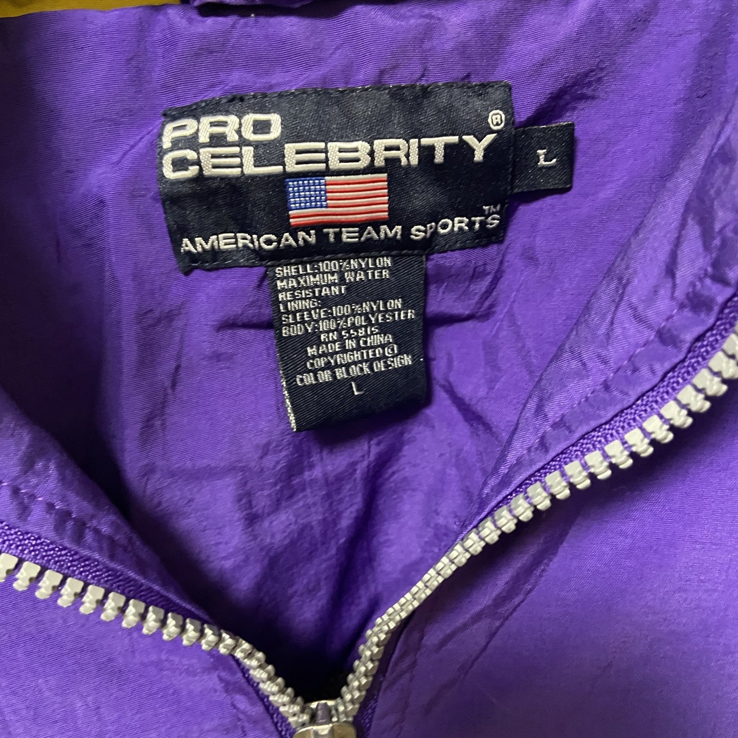 古着 used　PRO CELEBRITY　長袖ジップアップナイロンジャケット　ワンポイント刺繍　フード収納　紫　黄色　サイズ
