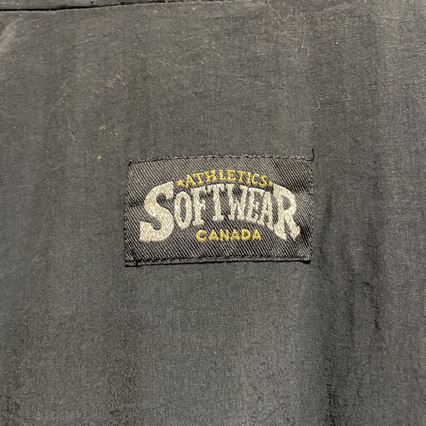 古着 used　SOFTWEAR　CFL カルガリー　長袖デザインナイロンジャケット　ワンポイント刺繍　黒　赤　レトロ　Lサイズ