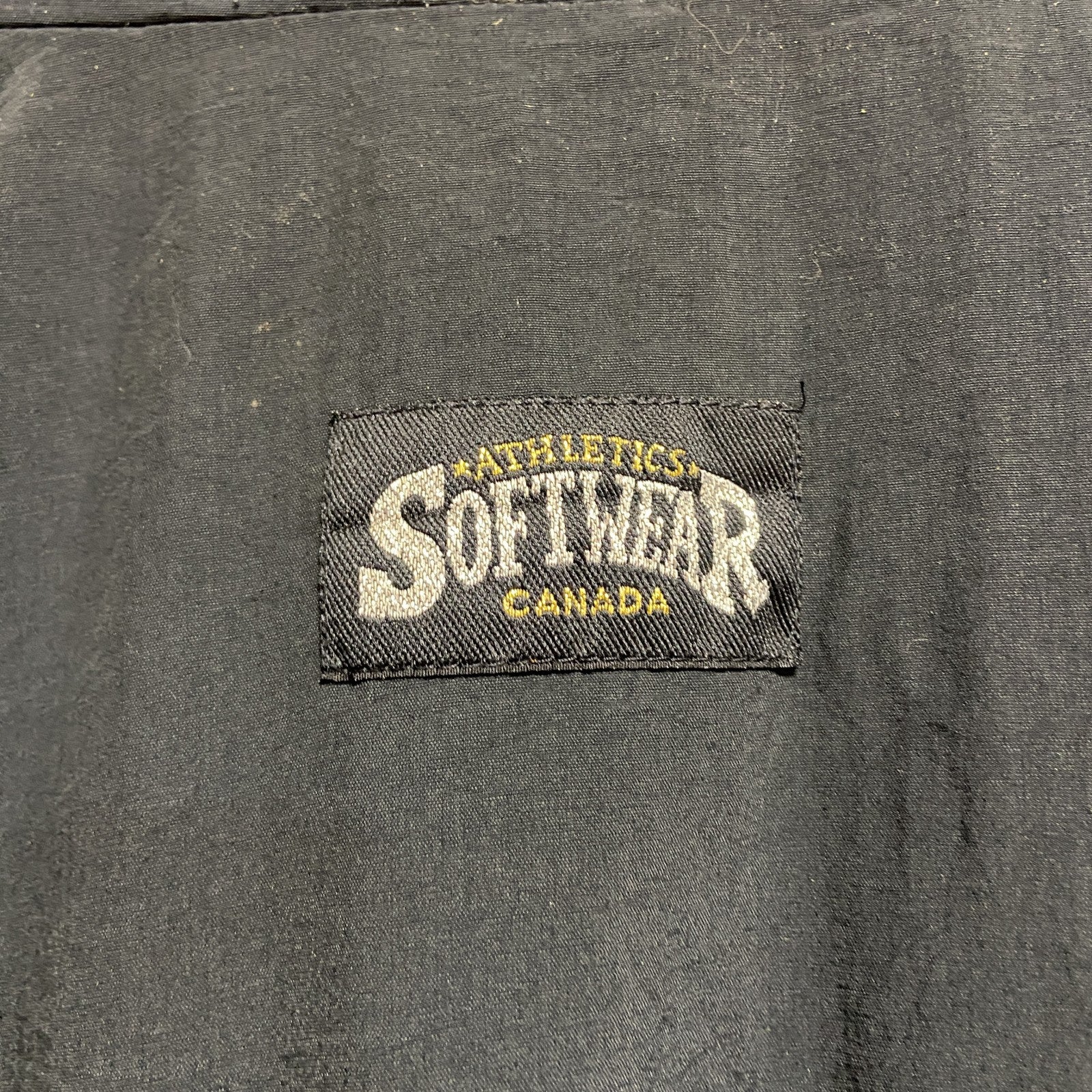 古着 used　SOFTWEAR　CFL カルガリー　長袖デザインナイロンジャケット　ワンポイント刺繍　黒　赤　レトロ　Lサイズ
