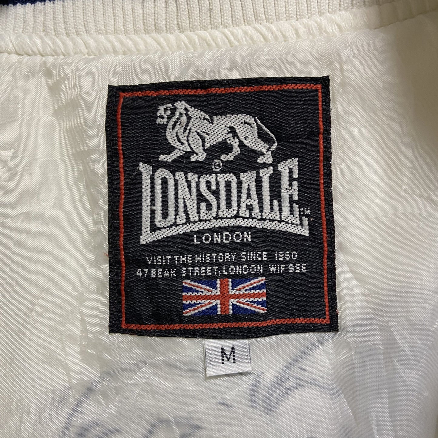古着 used　LONSDALE　長袖ハイネックナイロンジャケット　ライトアウター　ワッペン刺繍　イギリス国旗　英国　白　Mサイズ