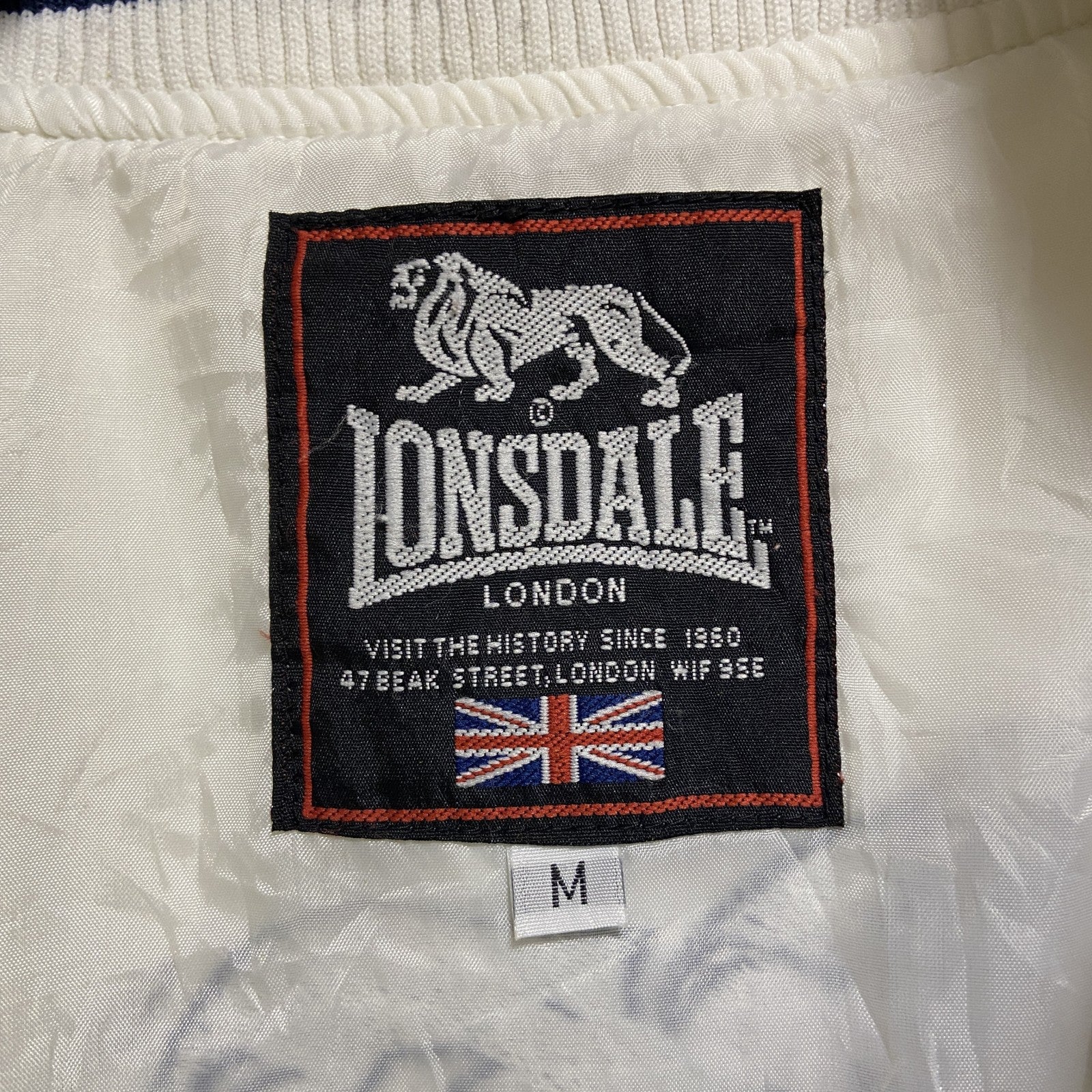 古着 used　LONSDALE　長袖ハイネックナイロンジャケット　ライトアウター　ワッペン刺繍　イギリス国旗　英国　白　Mサイズ