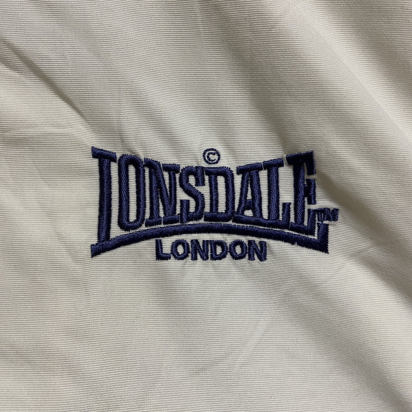 古着 used　LONSDALE　長袖ハイネックナイロンジャケット　ライトアウター　ワッペン刺繍　イギリス国旗　英国　白　Mサイズ