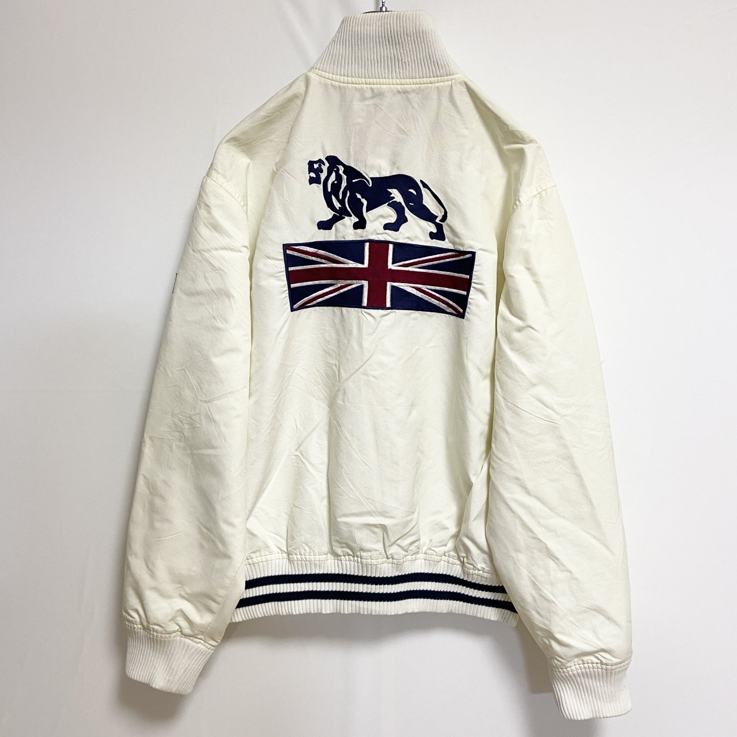 古着 used　LONSDALE　長袖ハイネックナイロンジャケット　ライトアウター　ワッペン刺繍　イギリス国旗　英国　白　Mサイズ