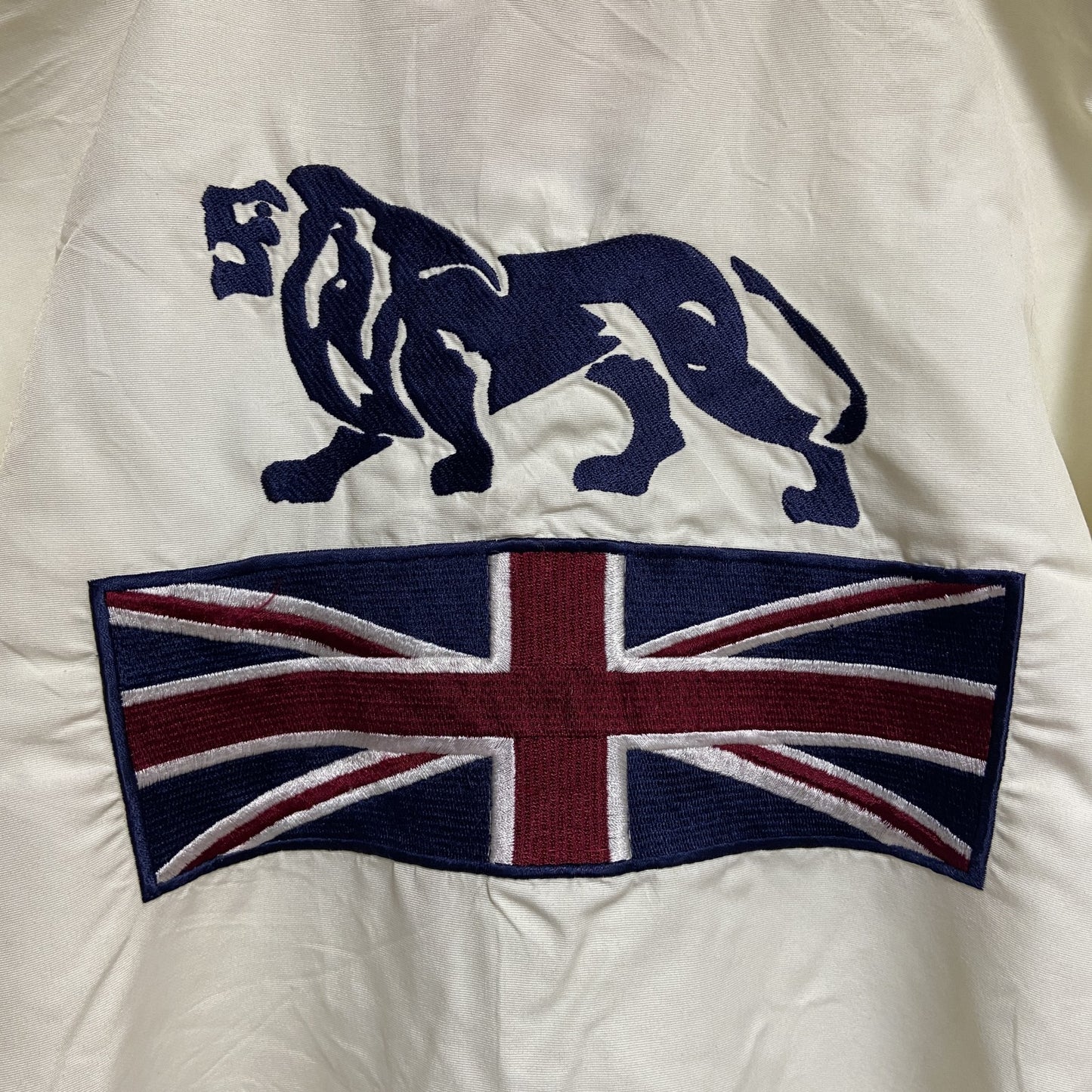 古着 used　LONSDALE　長袖ハイネックナイロンジャケット　ライトアウター　ワッペン刺繍　イギリス国旗　英国　白　Mサイズ