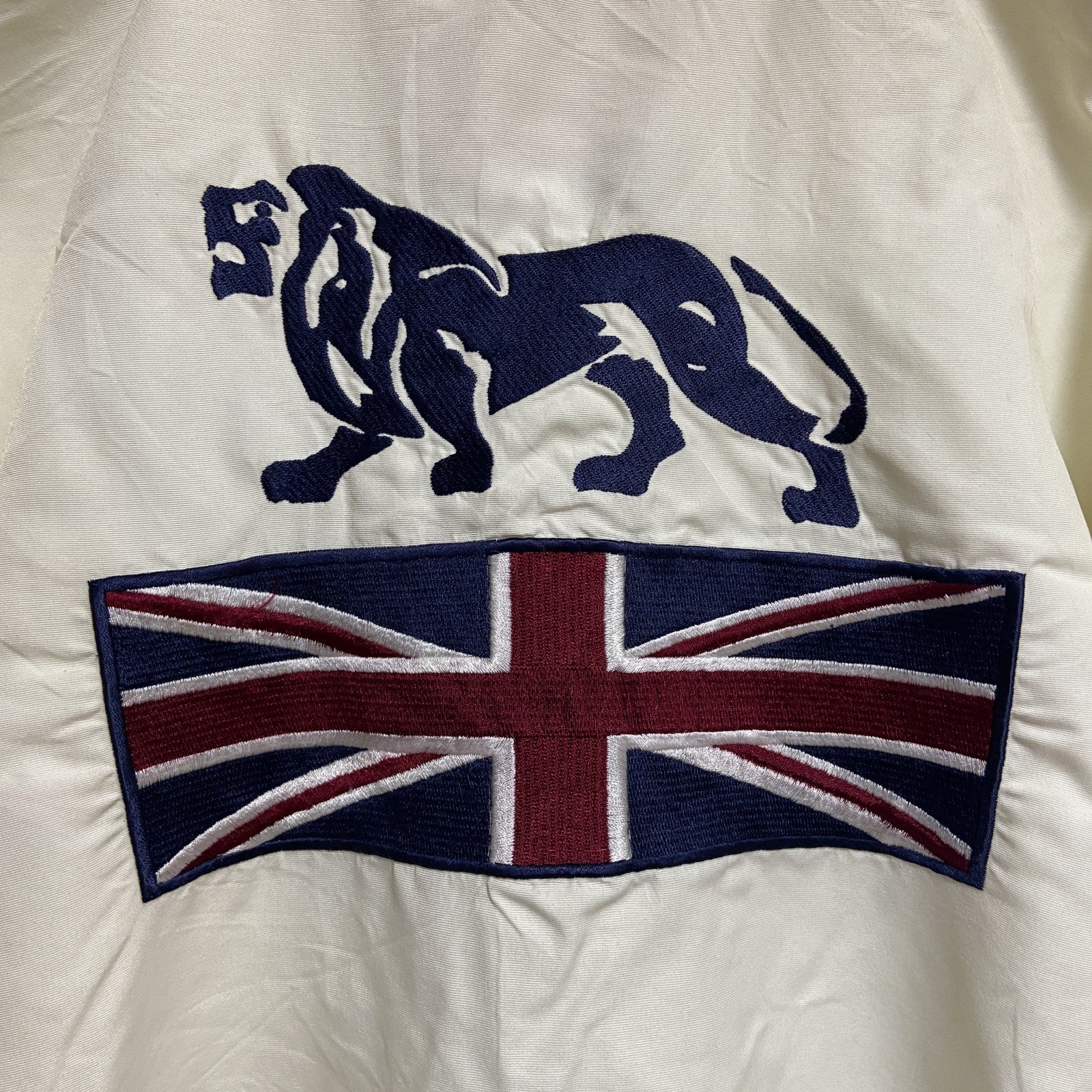 古着 used　LONSDALE　長袖ハイネックナイロンジャケット　ライトアウター　ワッペン刺繍　イギリス国旗　英国　白　Mサイズ