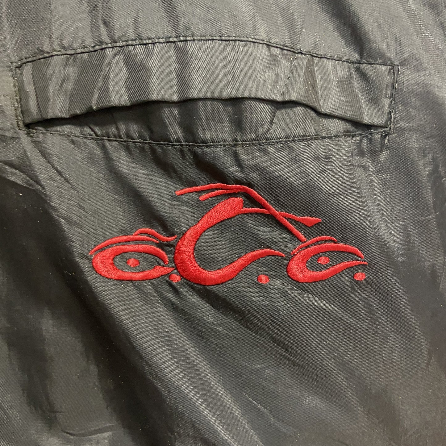 古着 used　BIOWORLD　長袖刺繍ナイロンジャケット　ORANGE COUNTY　レトロアウター　赤　黒　Lサイズ