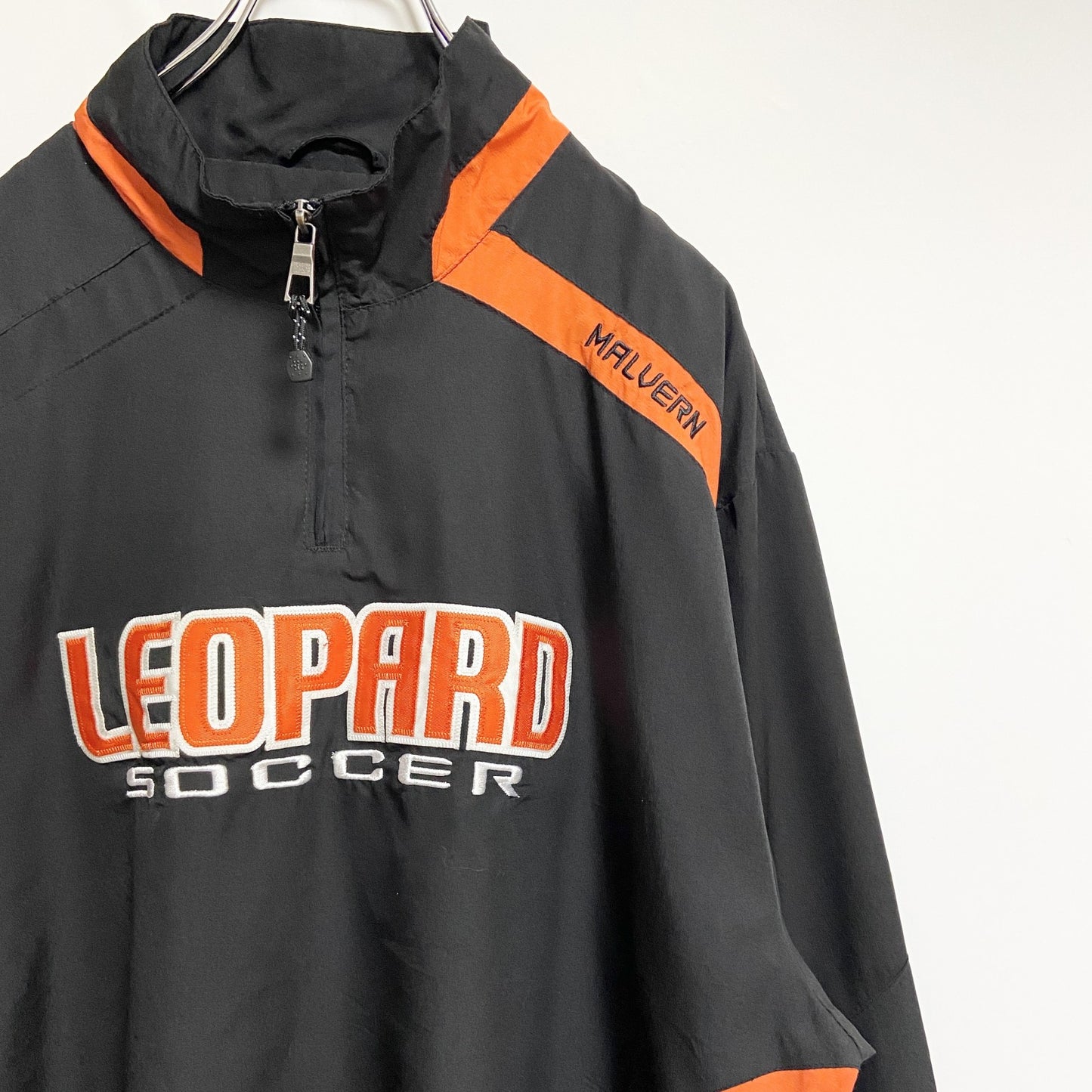 古着 used　XGRAIN　長袖ハーフジップナイロンプルオーバー　ワッペン　LEOPARD SOCCER　黒　オレンジ　Lサイズ