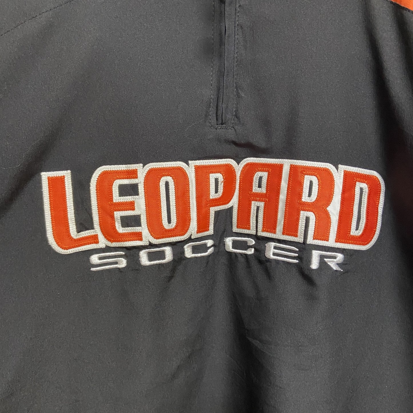 古着 used　XGRAIN　長袖ハーフジップナイロンプルオーバー　ワッペン　LEOPARD SOCCER　黒　オレンジ　Lサイズ