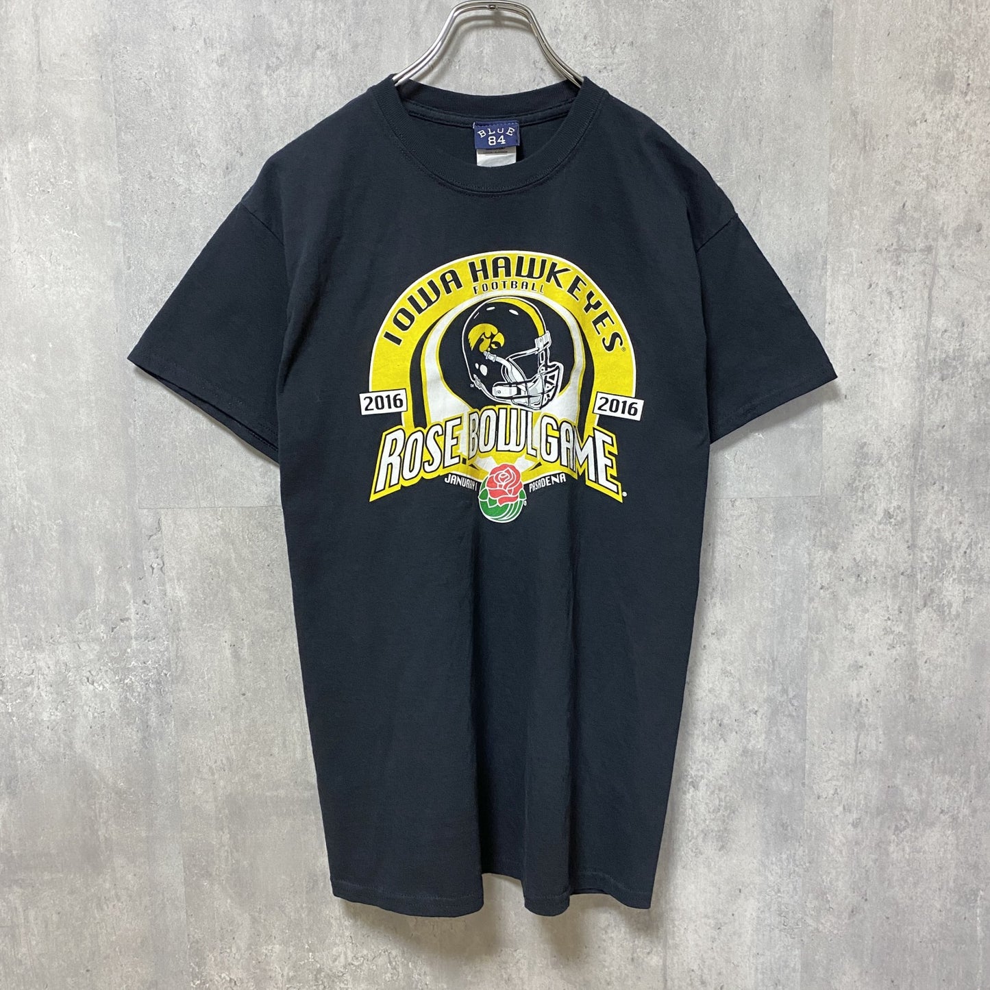 古着 used　IOWA HAWKEYES　アメフト　半袖プリントTシャツ　スポーツ　黒　ブラック　レトロ　クルーネック　Mサイズ