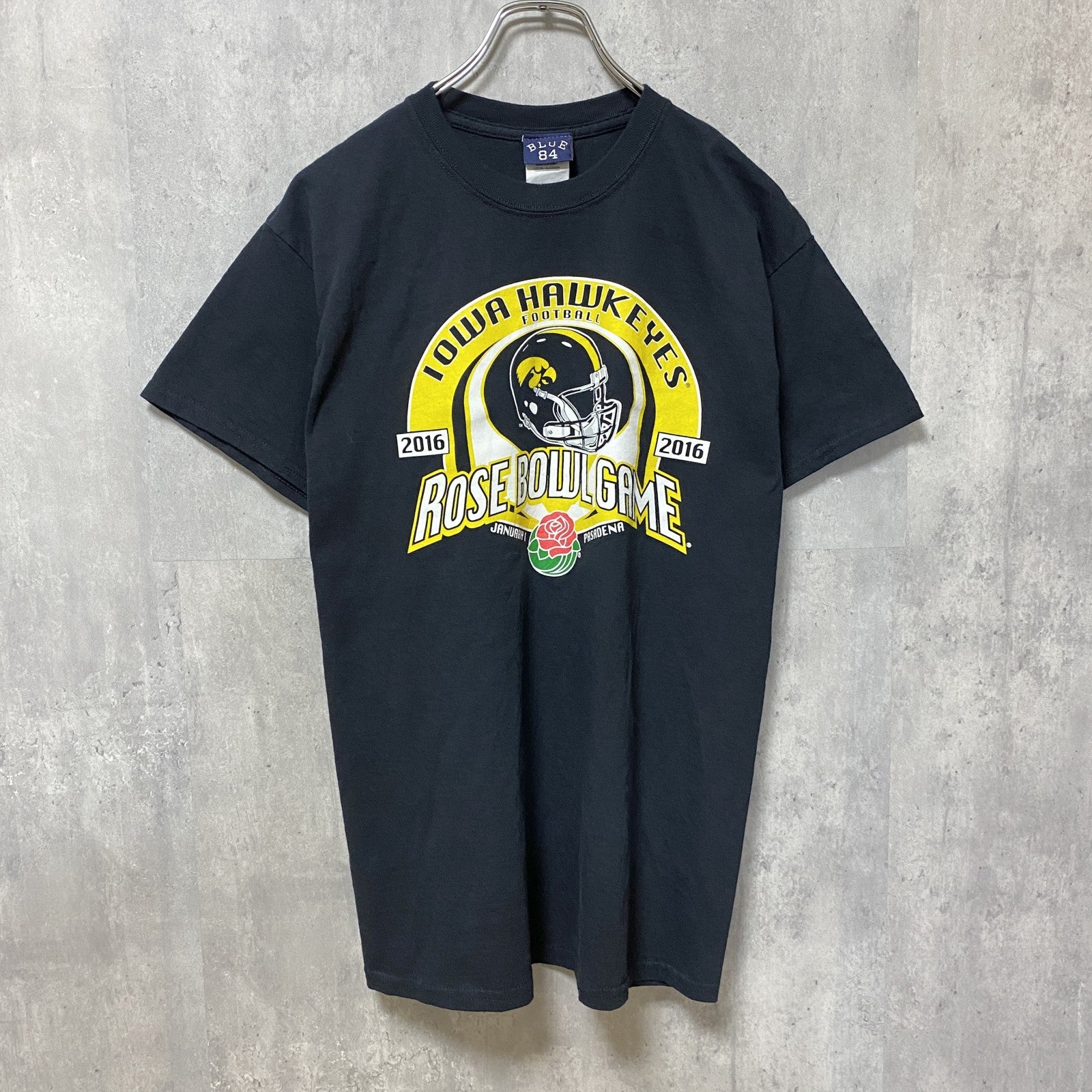 古着 used　IOWA HAWKEYES　アメフト　半袖プリントTシャツ　スポーツ　黒　ブラック　レトロ　クルーネック　Mサイズ