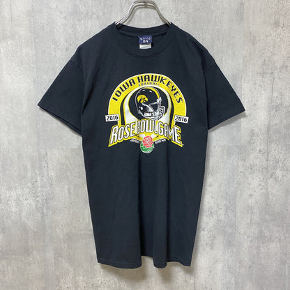 古着 used　IOWA HAWKEYES　アメフト　半袖プリントTシャツ　スポーツ　黒　ブラック　レトロ　クルーネック　Mサイズ