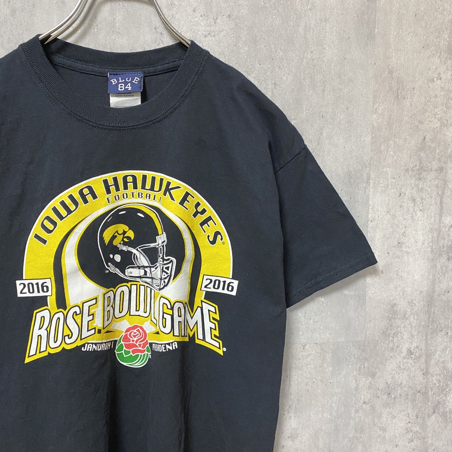 古着 used　IOWA HAWKEYES　アメフト　半袖プリントTシャツ　スポーツ　黒　ブラック　レトロ　クルーネック　Mサイズ