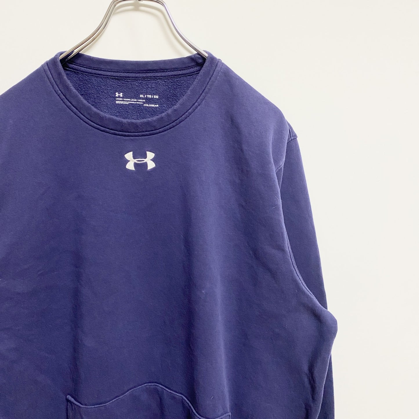 古着 used　アンダーアーマー UNDER ARMOUR 　長袖ワンポイントロゴ刺繍スウェット　トレーナー　ネイビー　XLサイズ