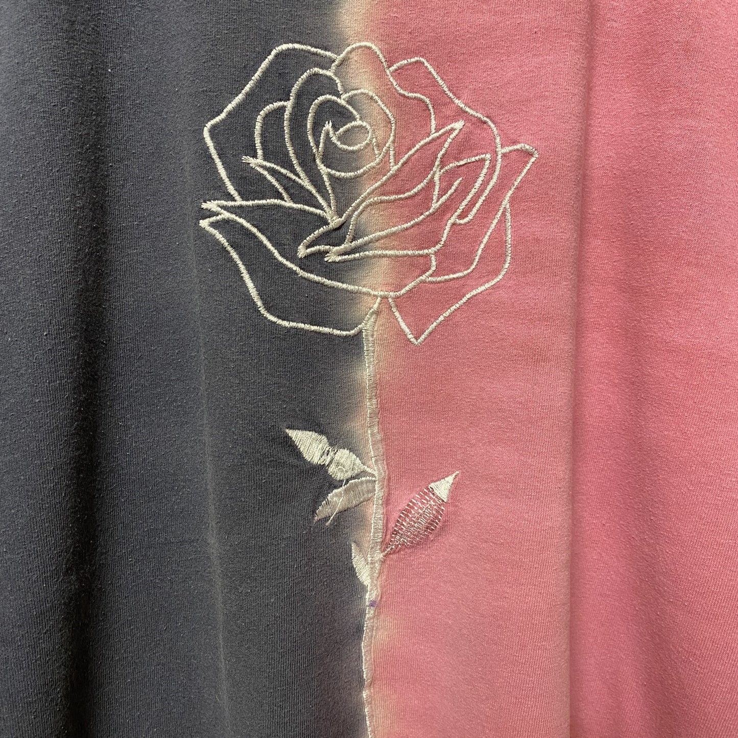 古着 used　半袖刺繍Tシャツ　薔薇　レトロ　デザイン　個性的　クルーネック　ピンク　ダークグレー　春夏服　Mサイズ