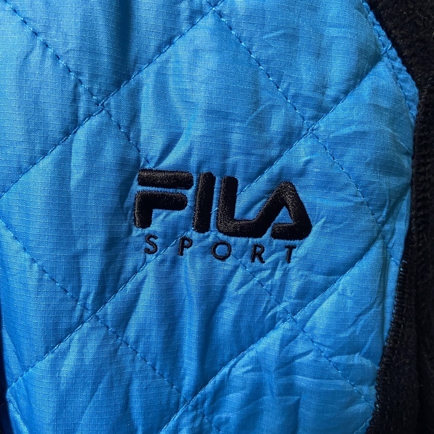 古着 used　FILA　フィラ　長袖異素材切替パーカー　フリース生地　ワンポイント刺繍　水色　黒　ブラック　秋冬服　Mサイズ