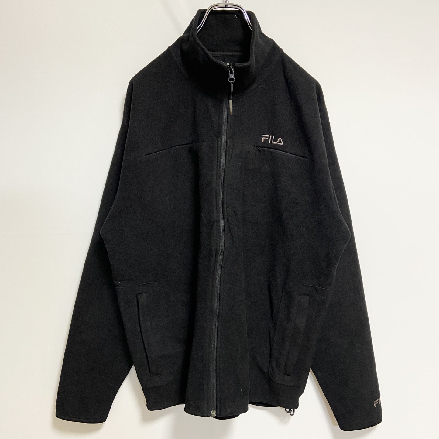 古着 used　FILA　フィラ　長袖ハイネックフリースジャケット　ワンポイント刺繍　シンプル　黒　ブラック　秋冬服　Mサイズ