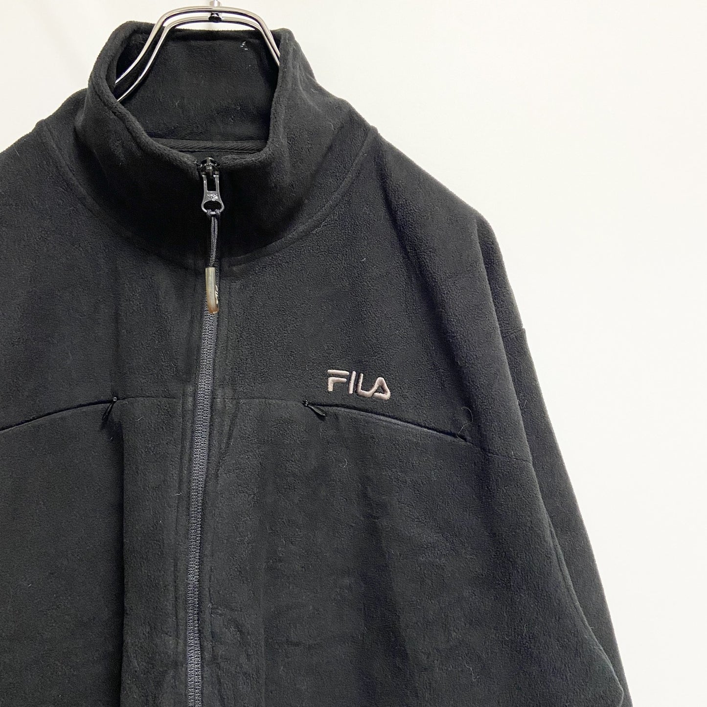 古着 used　FILA　フィラ　長袖ハイネックフリースジャケット　ワンポイント刺繍　シンプル　黒　ブラック　秋冬服　Mサイズ