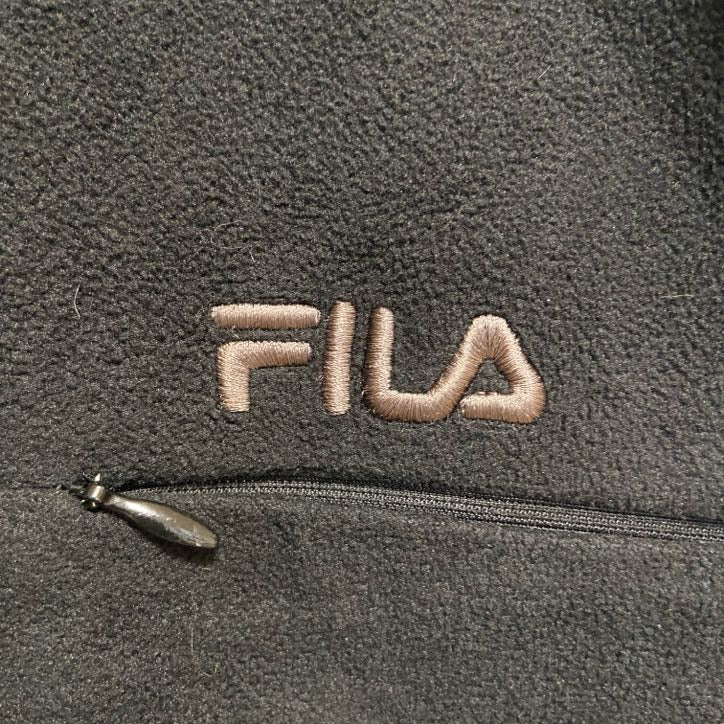 古着 used　FILA　フィラ　長袖ハイネックフリースジャケット　ワンポイント刺繍　シンプル　黒　ブラック　秋冬服　Mサイズ