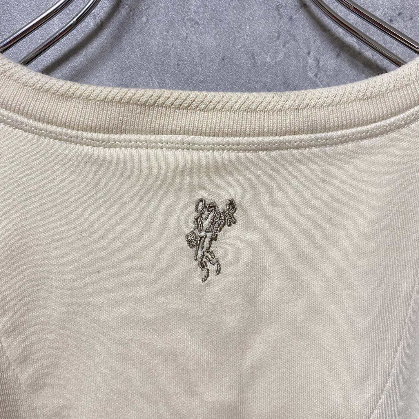 古着 used　Ashworth　ニットベスト　セーター　ワンポイント刺繍　アイボリー　レトロ　オーバーサイズ　XLサイズ