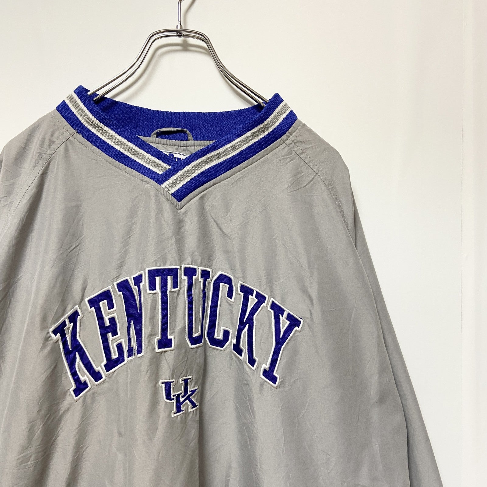 古着 used　ケンタッキー大学　長袖カレッジ刺繍ナイロンプルオーバー　ウインドブレーカー　グレー　青　レトロデザイン　XLサイズ