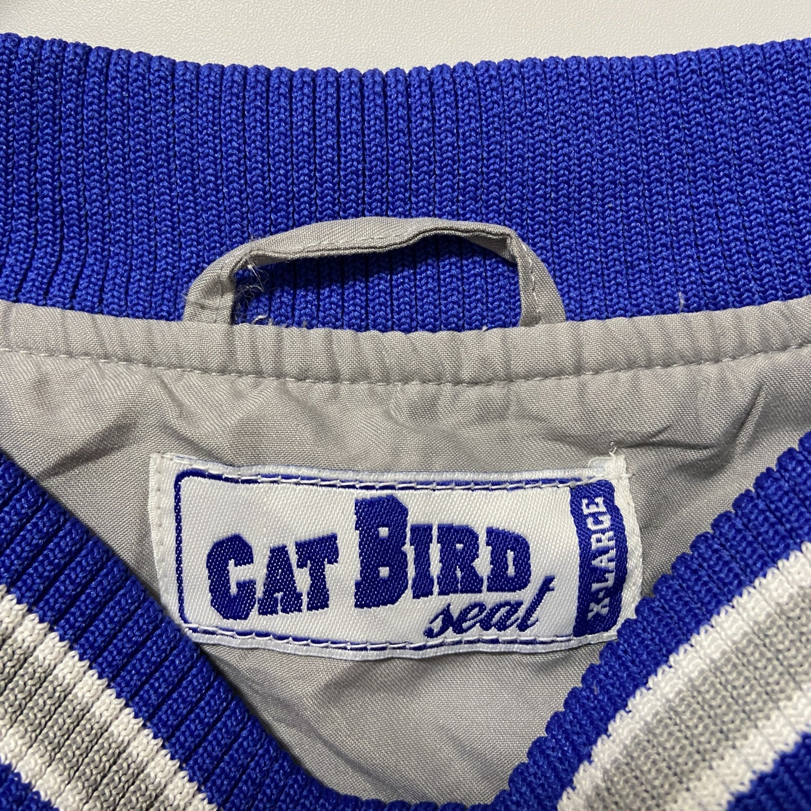 古着 used　ケンタッキー大学　長袖カレッジ刺繍ナイロンプルオーバー　ウインドブレーカー　グレー　青　レトロデザイン　XLサイズ