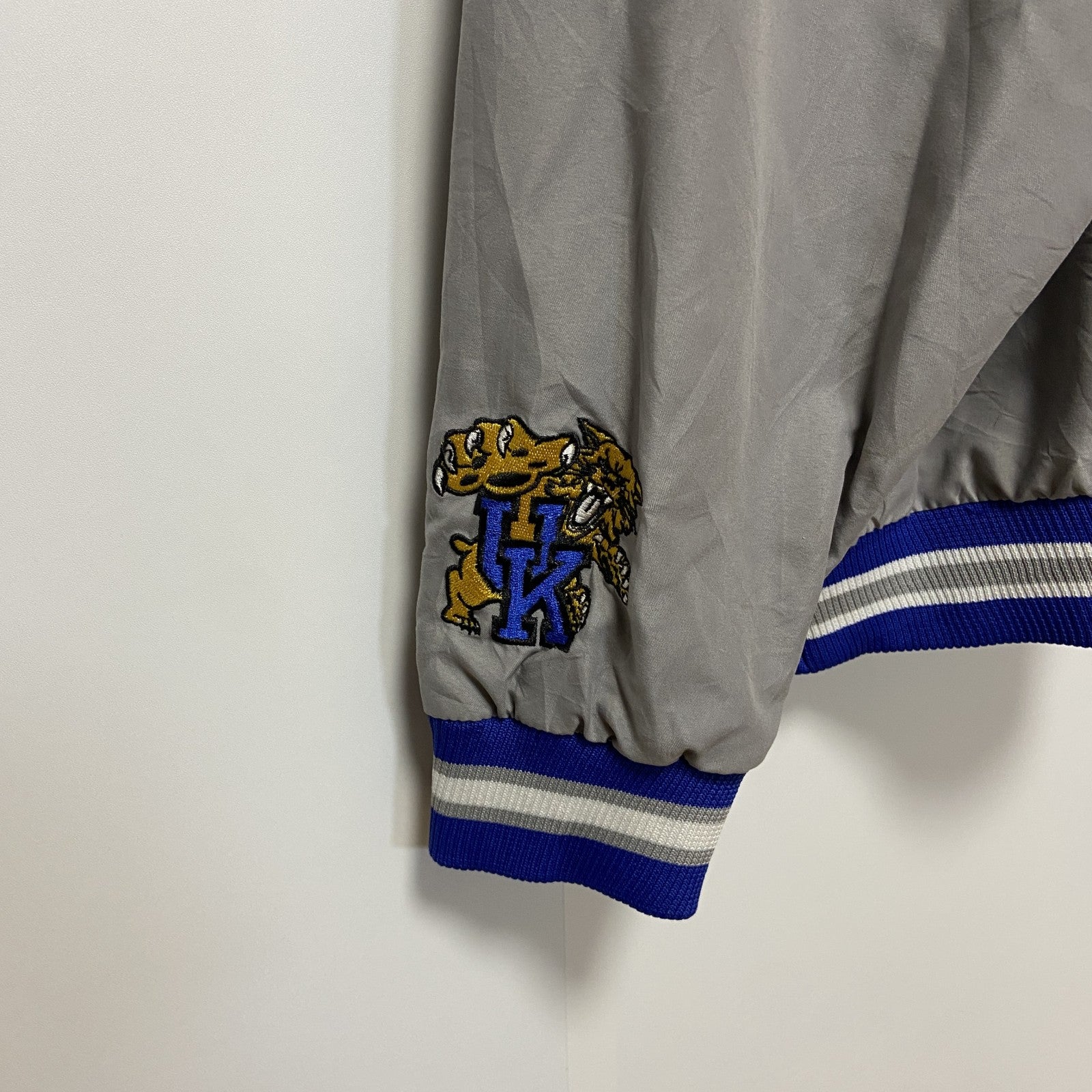 古着 used　ケンタッキー大学　長袖カレッジ刺繍ナイロンプルオーバー　ウインドブレーカー　グレー　青　レトロデザイン　XLサイズ