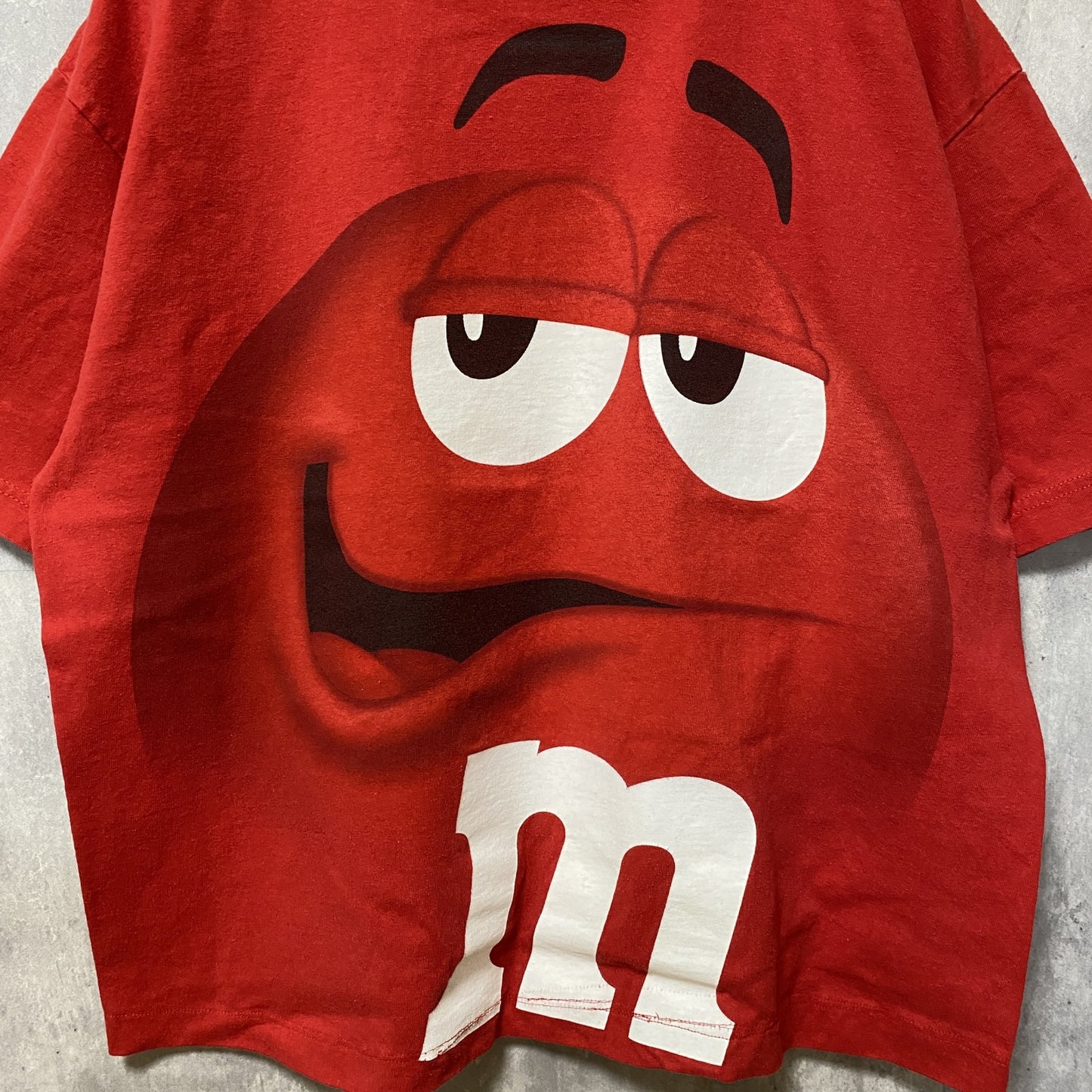古着 used　M＆M’s　半袖オフィシャルプリントTシャツ　ショート丈　赤　レッド　レトロ　お菓子　チョコレート　Lサイズ