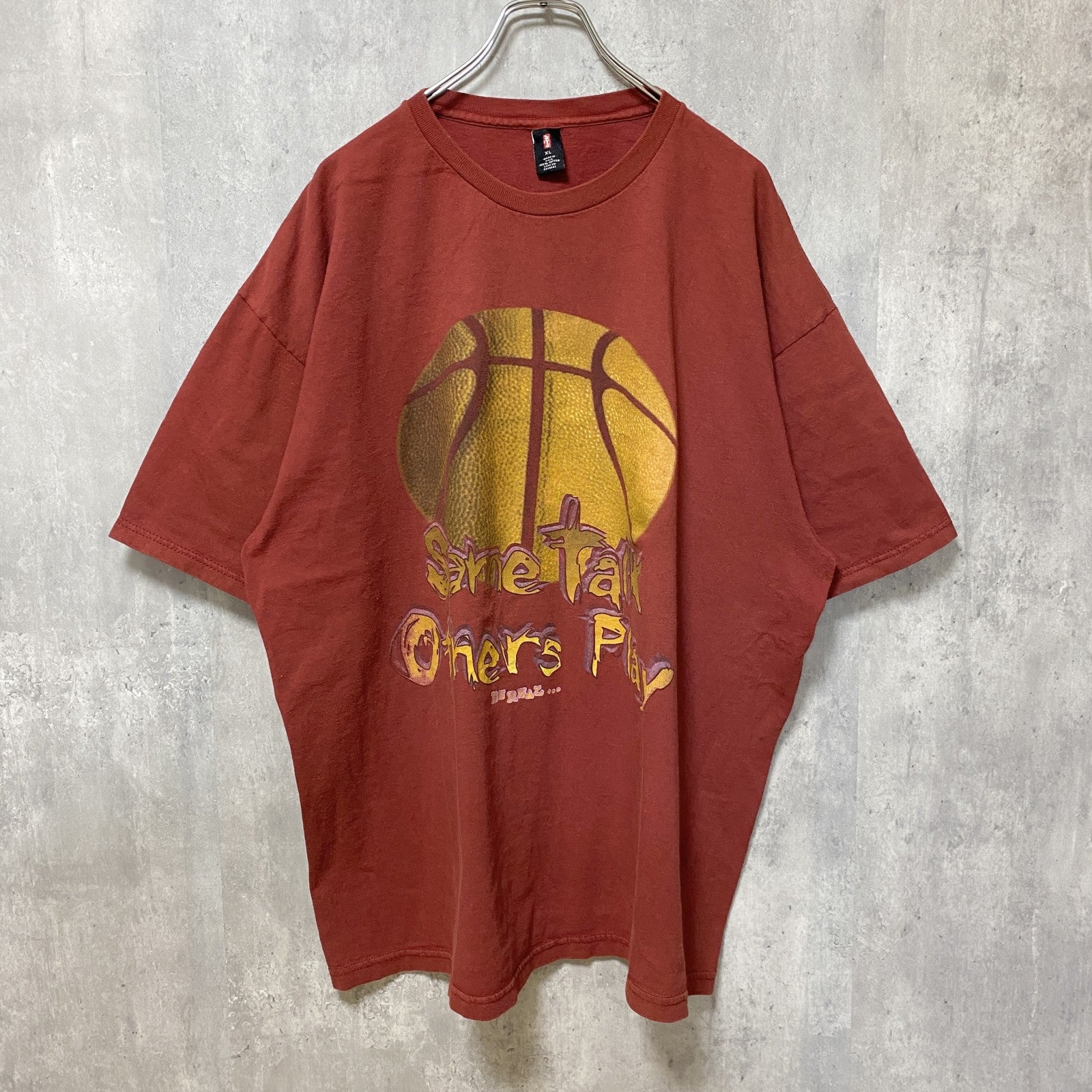 古着 used　Levi’s　リーバイス　バスケ　半袖プリントTシャツ　ワインレッド　えんじ色　オーバーサイズ　XLサイズ
