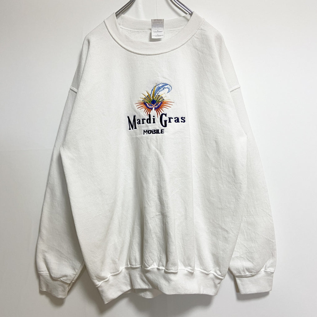 古着 used　00s　GILDAN　長袖刺繍デザインスウェット　トレーナー　Mardi Gras　白　ヴィンテージ　Lサイズ