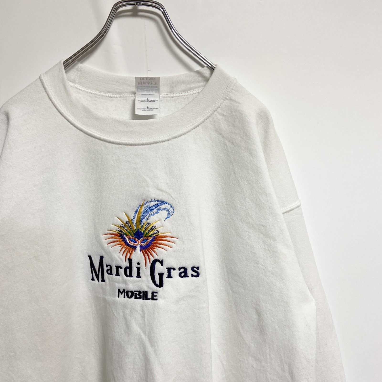 古着 used　00s　GILDAN　長袖刺繍デザインスウェット　トレーナー　Mardi Gras　白　ヴィンテージ　Lサイズ