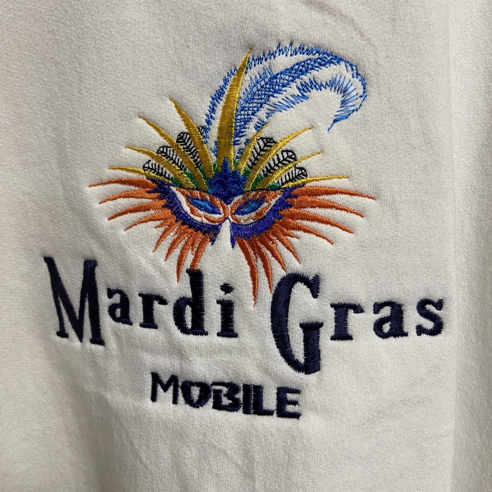 古着 used　00s　GILDAN　長袖刺繍デザインスウェット　トレーナー　Mardi Gras　白　ヴィンテージ　Lサイズ