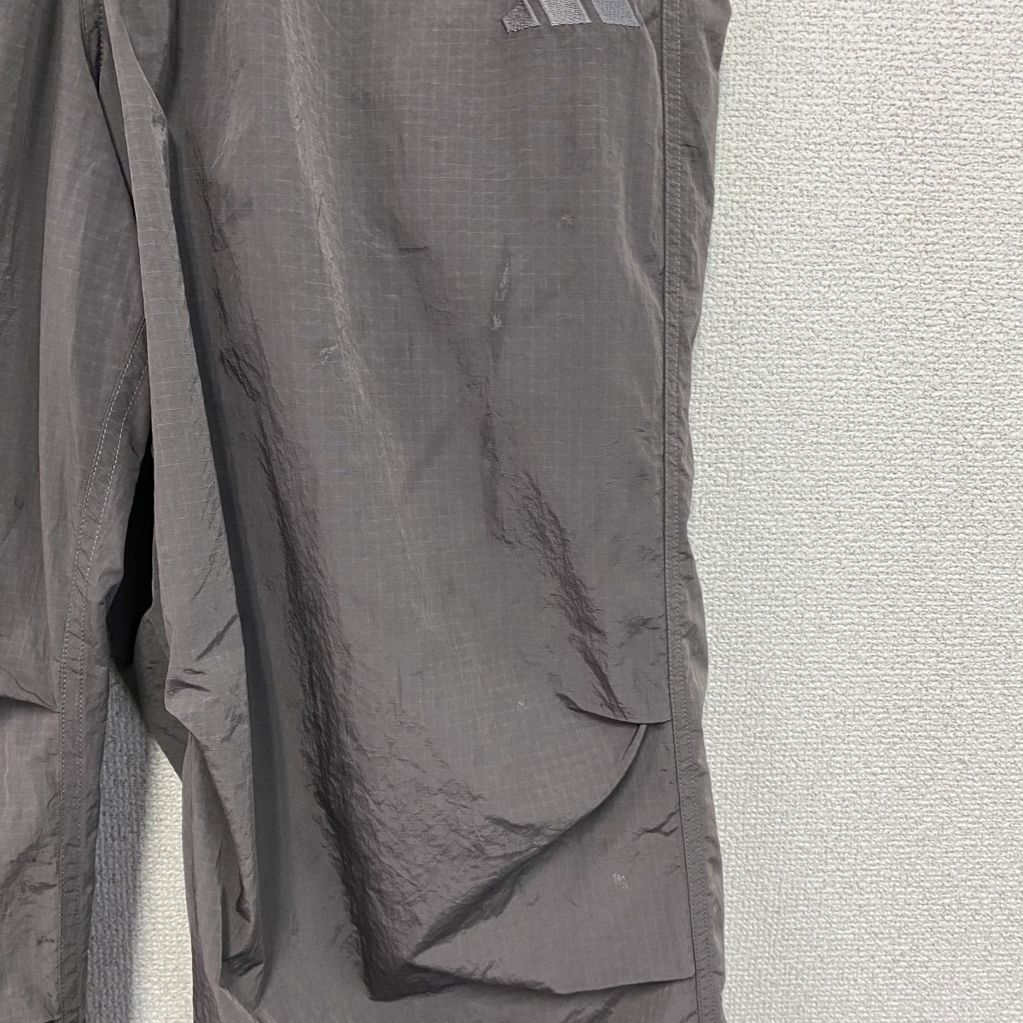 adidas　アディダス　ナイロンパンツ　グレー　XLサイズ