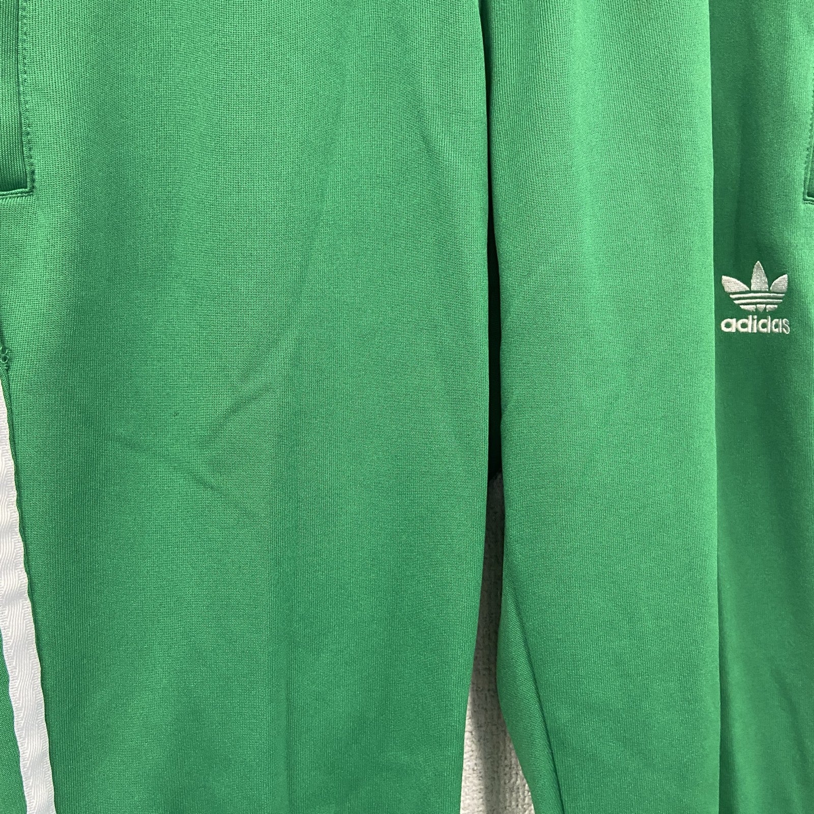 adidas　アディダス　スウェットパンツ　パフォーマンスロゴ　刺繍ロゴ　緑　グリーン　Mサイズ
